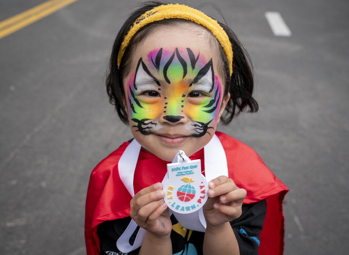 eatlearnplay's tweet image. Congrats to all the kids who ran the @eatlearnplay Kids Fun Run at @runlocalevents @oaklandmarathon! To reach more #Oakland kids we covered the cost of entry for 300+ youth from our partner organizations. 

Thanks to our partners: @UnderArmour @kpthrive 

Photo credit: @LiPoChing