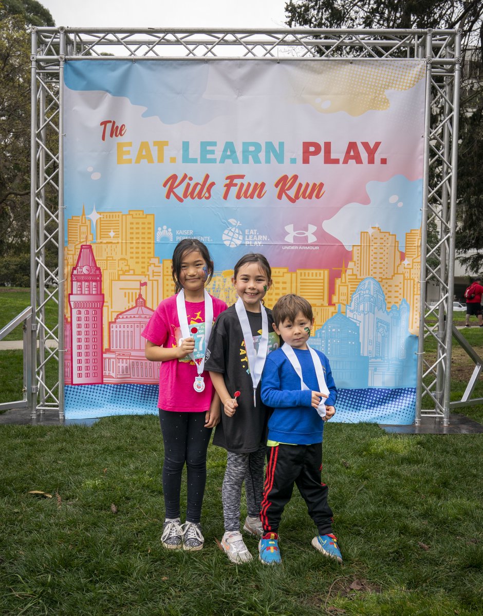 eatlearnplay's tweet image. Congrats to all the kids who ran the @eatlearnplay Kids Fun Run at @runlocalevents @oaklandmarathon! To reach more #Oakland kids we covered the cost of entry for 300+ youth from our partner organizations. 

Thanks to our partners: @UnderArmour @kpthrive 

Photo credit: @LiPoChing