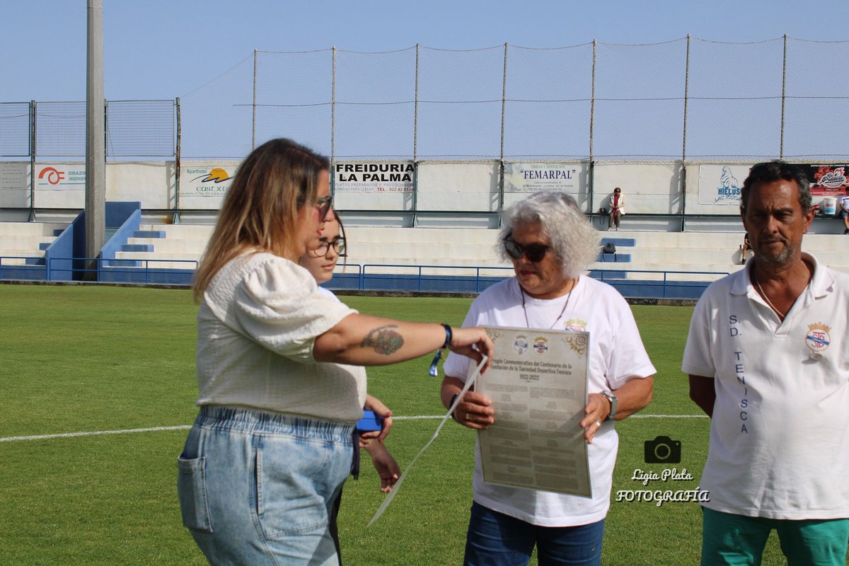 100preTenisca's tweet photo. Hoy sábado, en la victoria del primer equipo frente a la U. D. Icodense, la Junta Directiva de la S. D. Tenisca y la Comisión del Centenario otorgaron un reconocimiento público a la Peña "La Esquina" y a la Peña "Orgullo Blanco"

https://t.co/d2oGoi2d8F

📷 Ligia Plata https://t.co/3XA7Et9D46