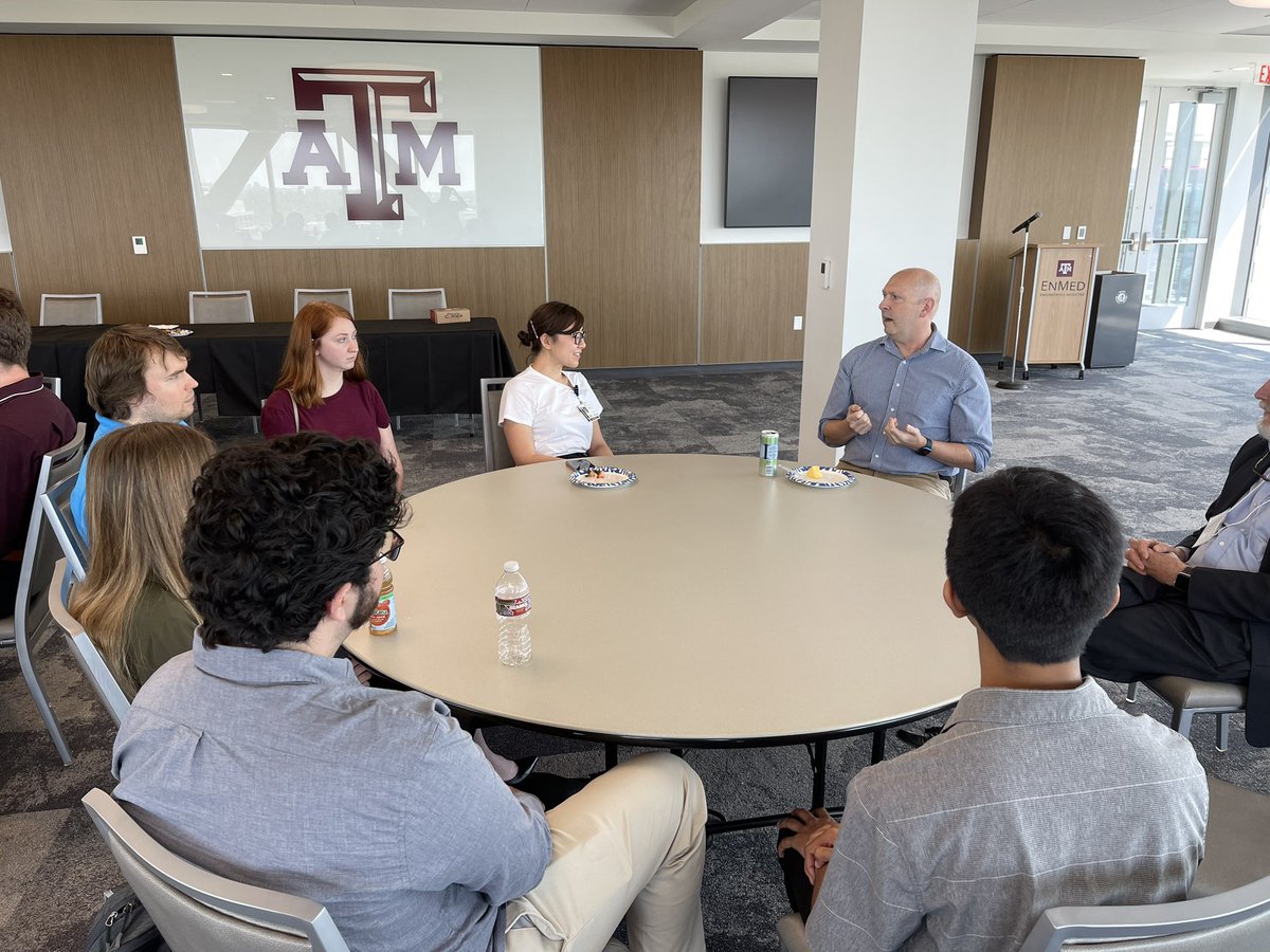 ApsaSouth's tweet photo. Our students getting more personal mentorship in our roundtable panels with faculty! #APSASRC2023 https://t.co/BW15Y33MCH