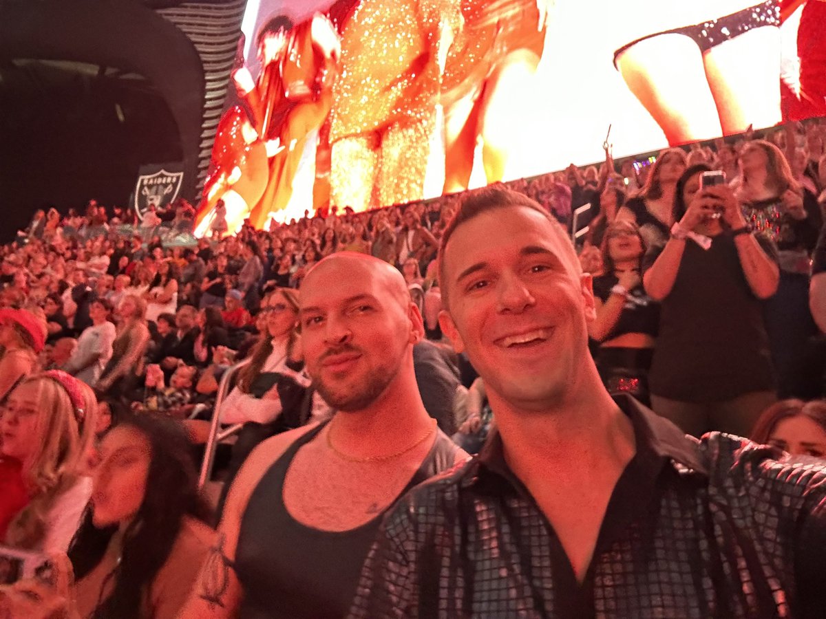 eblaz37's tweet photo. Taylor, you made dreams come true last night! https://t.co/radzOWPkfR