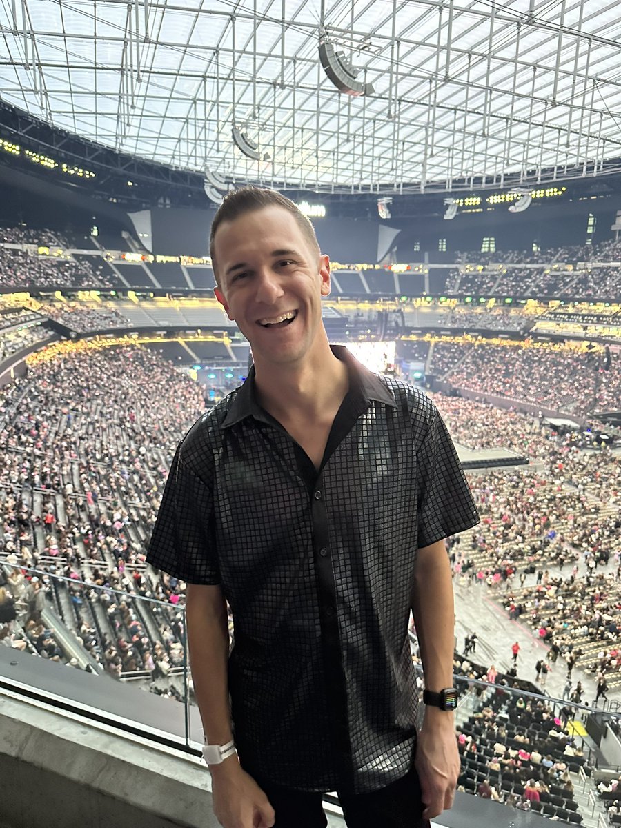 eblaz37's tweet photo. Taylor, you made dreams come true last night! https://t.co/radzOWPkfR