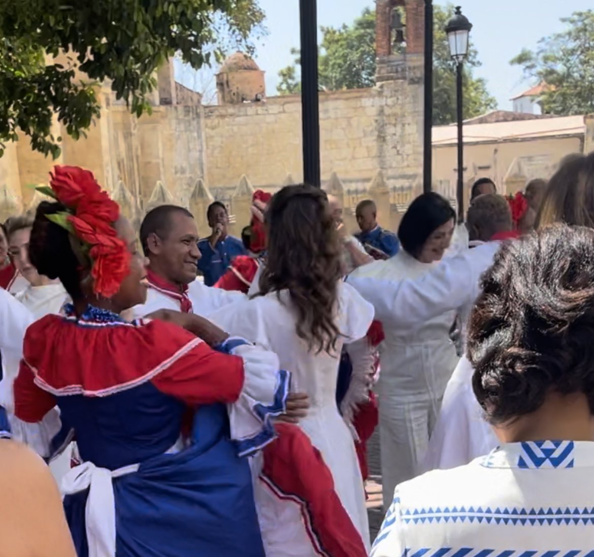 cleliadasilva's tweet photo. La Primera Dama dominicana mostrando cómo se baila “palo, palo, palo bonito, palo es”… https://t.co/AZYUuw4Gsz