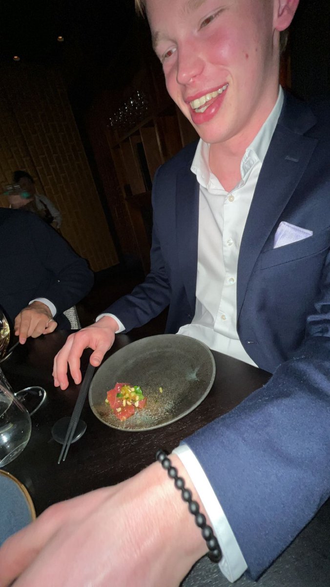 simhan_official's tweet photo. @aleks_bakke Start investing early kids and you might be able to afford to spend 12$ on a piece of fish. https://t.co/9nBkwX6zxX