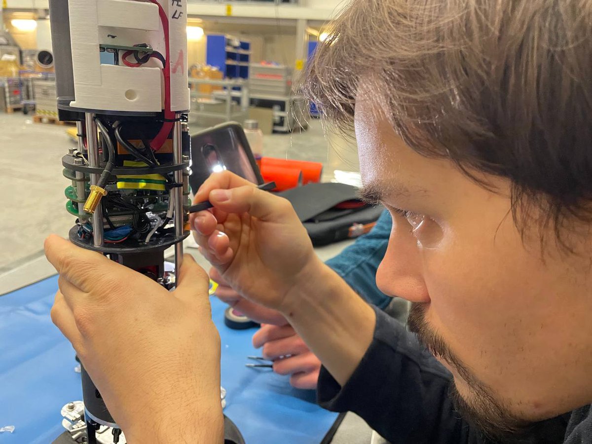 WueSpace's tweet photo. Our #SpaceSeeds are getting their final checks! One last good look 🔍 by the #Daedalus2 Team at our system before we send them #AdAstra 🚀 https://t.co/k1FclkWFCd