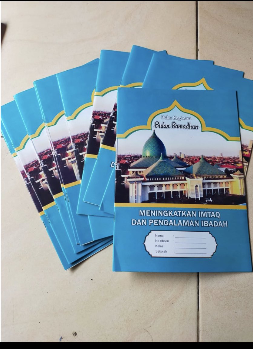dhelsadell's tweet photo. Dulu waktu kecil abis sahur tuh ke masjid terus ngisi buku ceramah dan dicap sama ust yang beres ngimamin solat, abis tuh main pulang dzuhur ekwkkwkw https://t.co/ZOeWT8OV7N