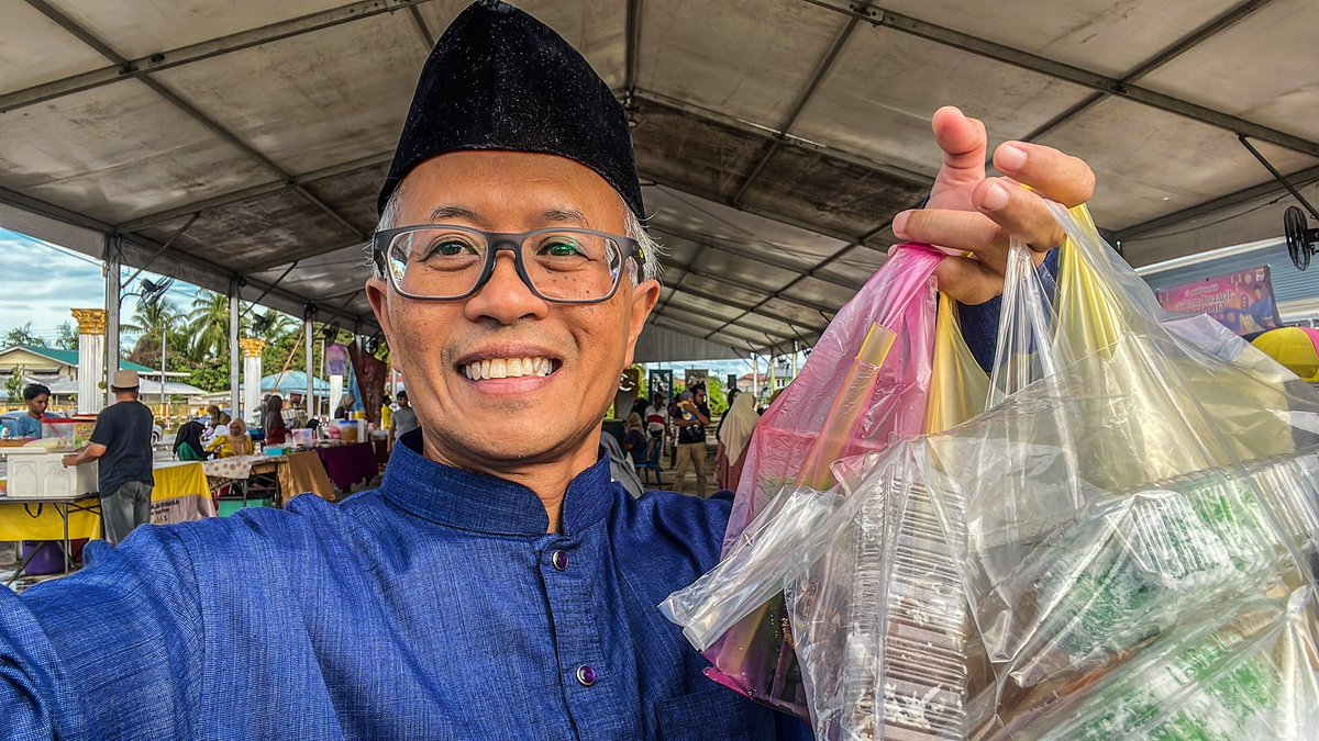 EdwinNurdjajadi's tweet photo. I drove all alone to #Gedong in #Simunjan for an #Iftar function there. It’s 87km frm #Kuching &amp; #traffic was heavy. delighted to spend less than RM30 on delicious goodies! Couldn’t get that in the city #alhamdulillah #Ramadan2023 #Sarawak @muniekahar @tlyadeen @PittbullSarawak https://t.co/C6qHR9JSI1