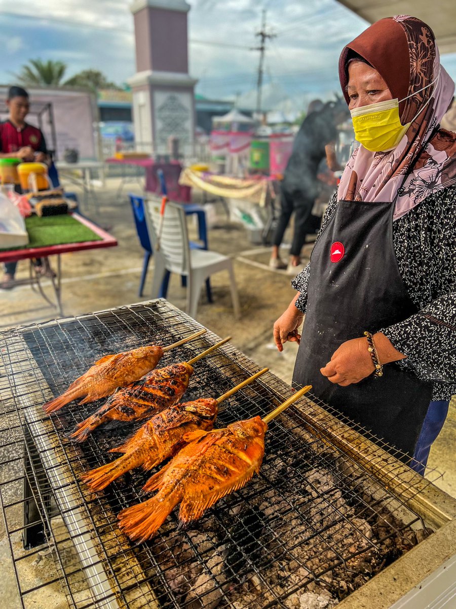 EdwinNurdjajadi's tweet photo. I drove all alone to #Gedong in #Simunjan for an #Iftar function there. It’s 87km frm #Kuching &amp; #traffic was heavy. delighted to spend less than RM30 on delicious goodies! Couldn’t get that in the city #alhamdulillah #Ramadan2023 #Sarawak @muniekahar @tlyadeen @PittbullSarawak https://t.co/C6qHR9JSI1