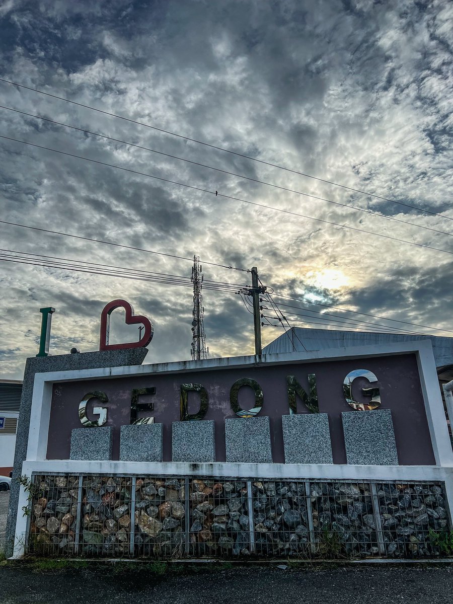 EdwinNurdjajadi's tweet photo. I drove all alone to #Gedong in #Simunjan for an #Iftar function there. It’s 87km frm #Kuching &amp; #traffic was heavy. delighted to spend less than RM30 on delicious goodies! Couldn’t get that in the city #alhamdulillah #Ramadan2023 #Sarawak @muniekahar @tlyadeen @PittbullSarawak https://t.co/C6qHR9JSI1