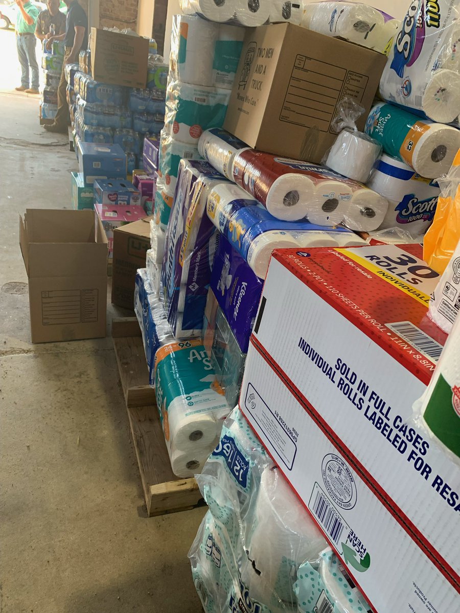 CommAndyGipson's tweet image. Good folks with donations of bottled water, canned goods, and paper products. The donation site is at the Armory at the Mississippi State Fairgrounds. Donations will be accepted until 5:00 p.m. today. Armory also open Sunday and Monday 9:00 a.m. until 3:00 p.m. Thank you!