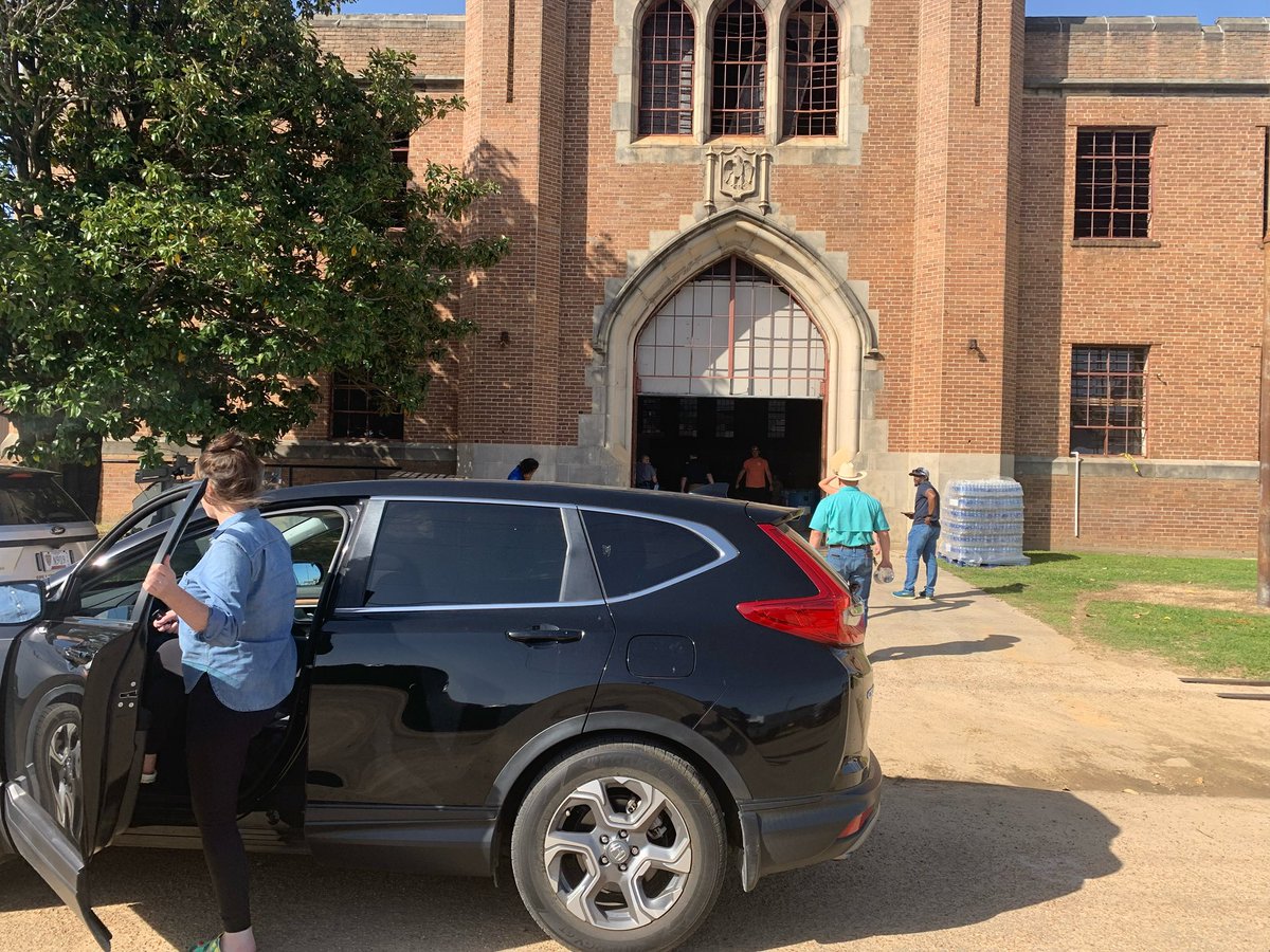 CommAndyGipson's tweet image. Good folks with donations of bottled water, canned goods, and paper products. The donation site is at the Armory at the Mississippi State Fairgrounds. Donations will be accepted until 5:00 p.m. today. Armory also open Sunday and Monday 9:00 a.m. until 3:00 p.m. Thank you!