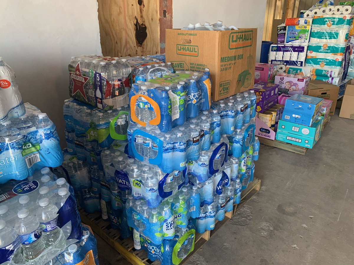 CommAndyGipson's tweet image. Good folks with donations of bottled water, canned goods, and paper products. The donation site is at the Armory at the Mississippi State Fairgrounds. Donations will be accepted until 5:00 p.m. today. Armory also open Sunday and Monday 9:00 a.m. until 3:00 p.m. Thank you!