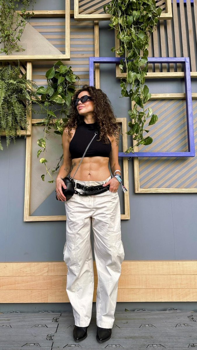 SusanaPS6's tweet photo. ✨ @riachuelo | @PaulaAmorim 
.
https://t.co/QLHorLi7ny
.
"Minha primeira experiência em festival de música merecia um look especial da Riachu! Na @riachuelo a gente sempre encontra peças super estilosas e versáteis para tds as ocasiões. EU AMO!"
#RiachuNoFestival #VivaSuaModa https://t.co/fvvuFcdMhV