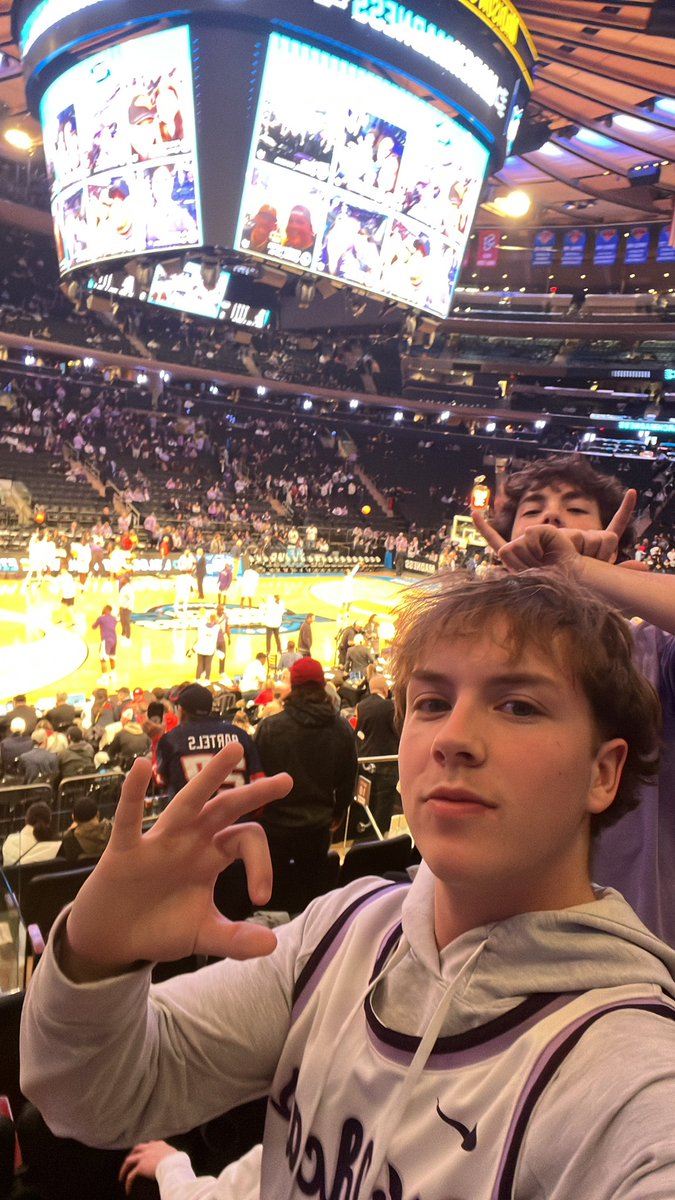 DrueHiggins's tweet photo. Cats taking over the garden #mmselfie #emaw #KStateMBB https://t.co/ZiZsNISFJl
