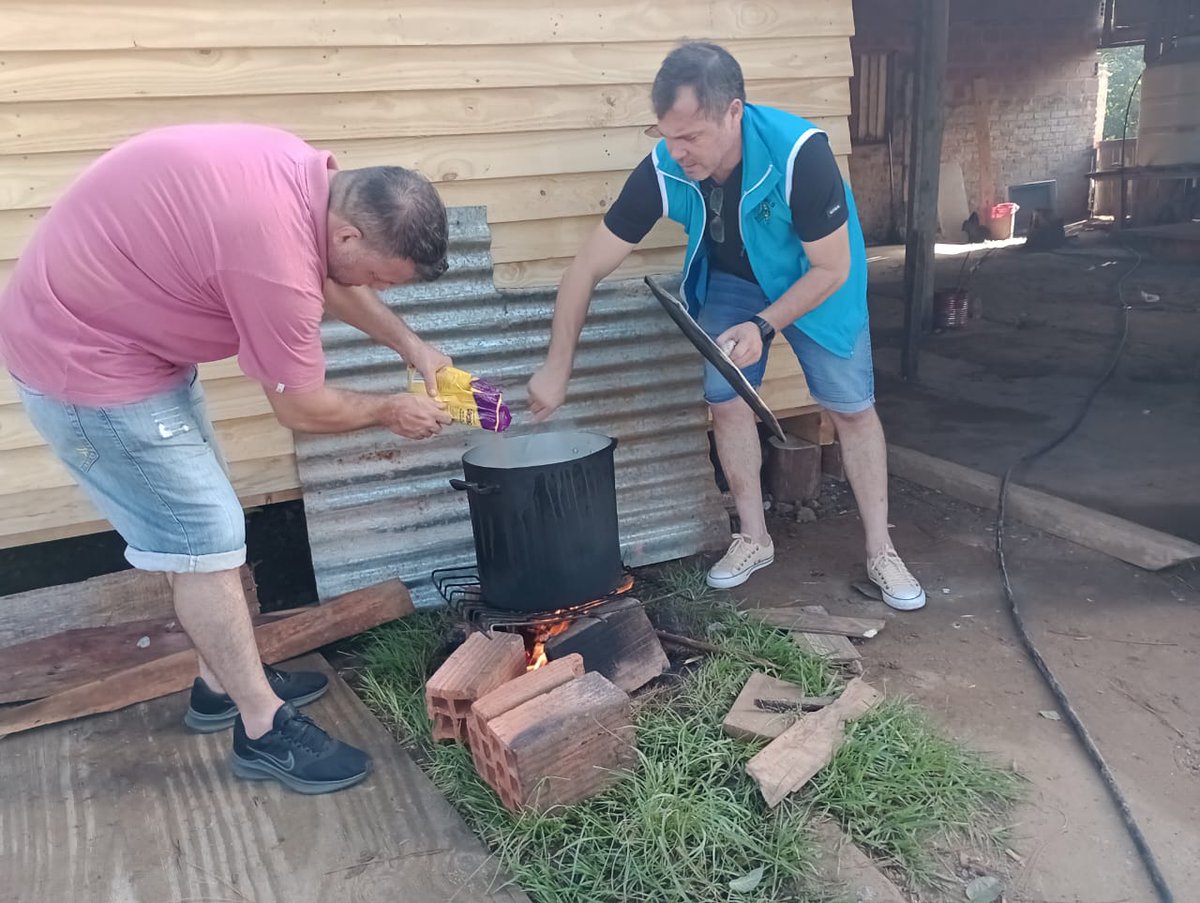 ADOMIS_Misiones's tweet photo. Compartiendo una mañana de juegos, títeres, payasos, chocolatada y facturas junto a nuestros militantes y la gurisada del Barrio Porvenir II. ¡Gracias Norma por todo lo que haces por "Los Peques"! Siempre cerca. En acción permanente!!! #EsConSole https://t.co/fKp3LjGGwp