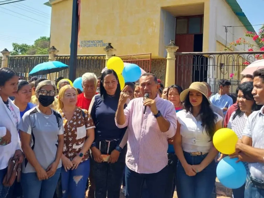 El pueblo de Lagunitas, capital del municipio Ricaurte de Cojedes se volcó a la plaza Bolívar para recibir al Gobernador Alberto Galíndez quien hizo entrega de la Ambulancia que estuvo paralizada, totalmente deteriorada, durante más de un año en el CDI de esta jurisdicción.