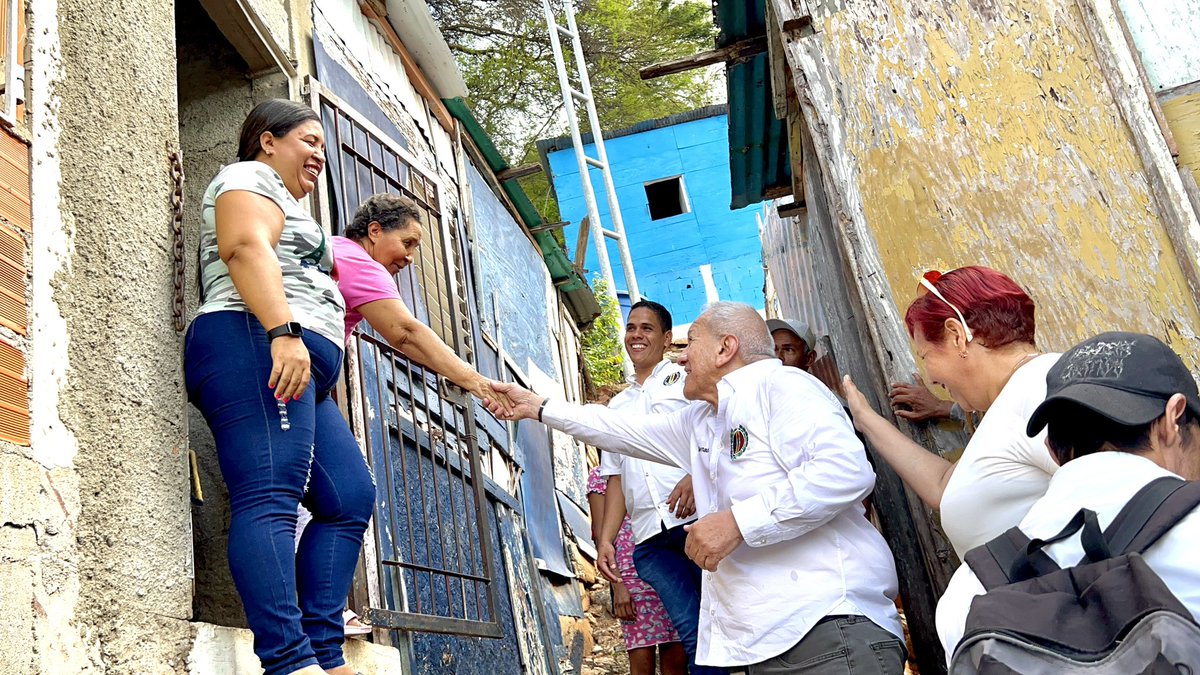adbernabe's tweet photo. Caminamos el Barrio Unión y Libertad de #PuertoCabello; aquí se siente el mismo dolor que en todo Carabobo y Venezuela entera, un pueblo padeciendo, sin alimentos, ni luz, agua y un sueldo mísero que no alcanza para nada. Trabajamos para gobernar para todos y volver a vivir mejor https://t.co/A06LosmxOl