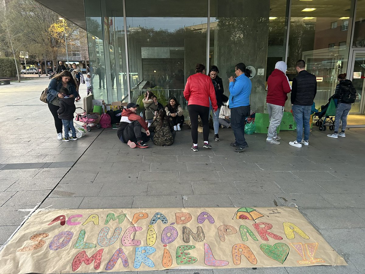 fmsMorales's tweet photo. Pasar x el @ajmollet y encontrarse con una familia literalmente acampada en su puerta, porque está desahuciada, es una vergüenza que no podemos consentir.
El derecho a una vivienda digna es uno d los #DDHH básicos y fundamentales q todas debemos defender
#soluciónparaMariela ya! https://t.co/m1kXQSO72S