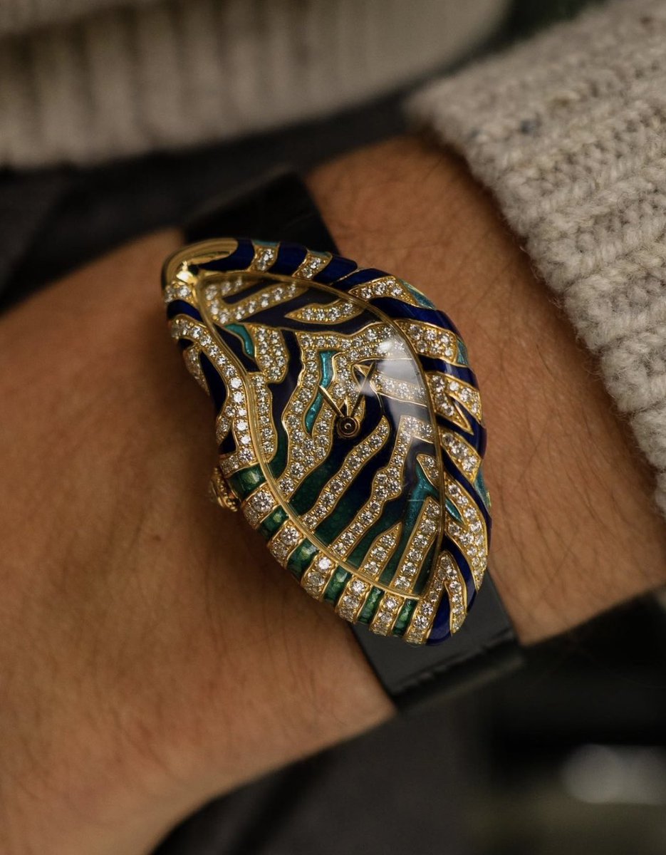 StreetFashion01's tweet photo. Cartier Crash “Tigrée”🖤 https://t.co/RmKdfk6nAs
