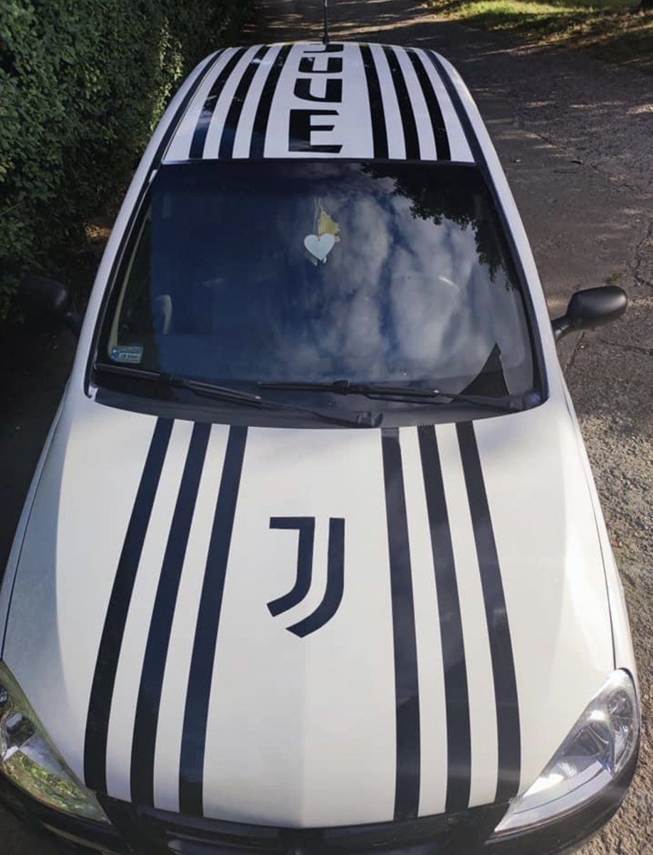 TszyPoTszy's tweet photo. Fura dla każdego fana #Juve!
Chyba muszę pomyśleć o przemalowaniu swojego samochodu i dam sobie taki elegancki wzór 😄
#Juventus #car #funcar #ForzaJuve #Juvemobil https://t.co/ZpB9qwZ1S2