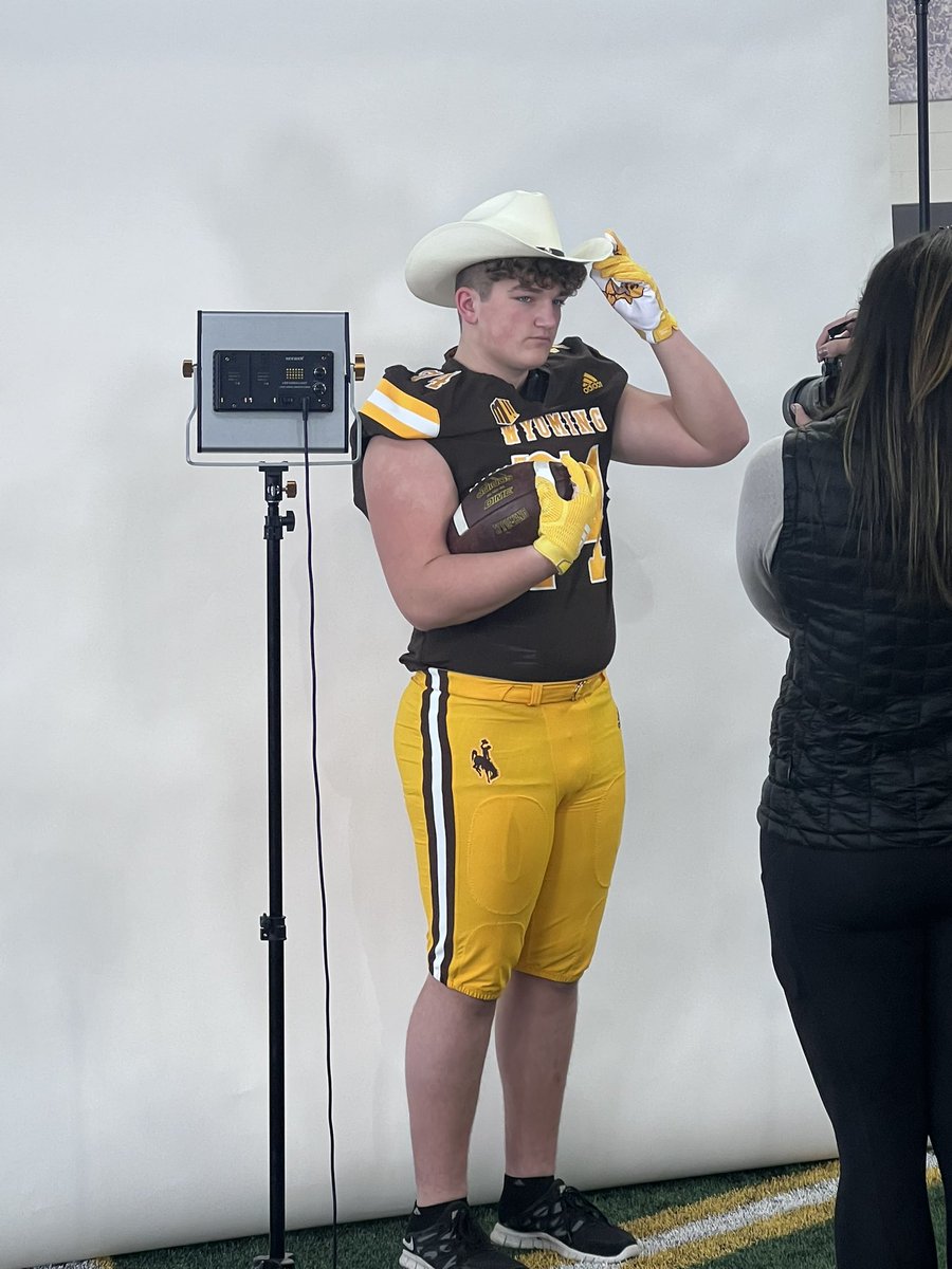 Had a great visit yesterday at the University of Wyoming! Thanks for having me! @the_BBoyd @CoachTripodi @williehayes47 @lemont_football @C4eliteJ @CoachSaboFIST