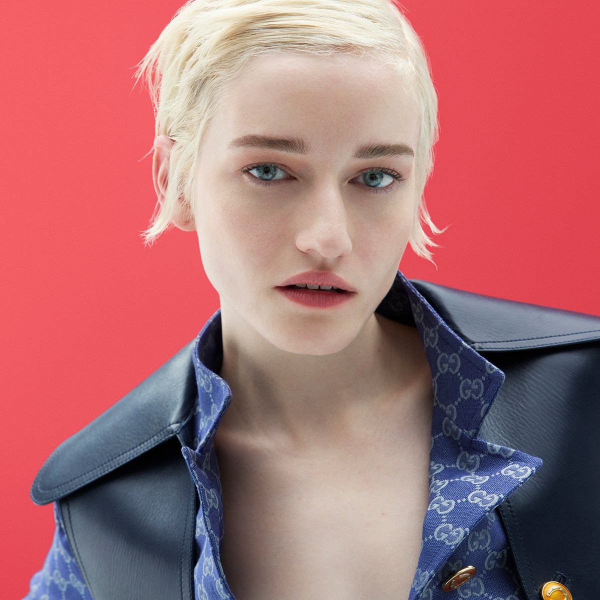 gucci's tweet image. Bridging eras with its heritage hardware and contemporary silhouette, the #GucciHorsebit1955 is spotlighted in a new campaign featuring #JuliaGarner.  

Discover more on.gucci.com/TheGucciHorseb…