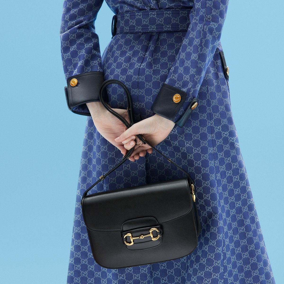 gucci's tweet image. Bridging eras with its heritage hardware and contemporary silhouette, the #GucciHorsebit1955 is spotlighted in a new campaign featuring #JuliaGarner.  

Discover more on.gucci.com/TheGucciHorseb…