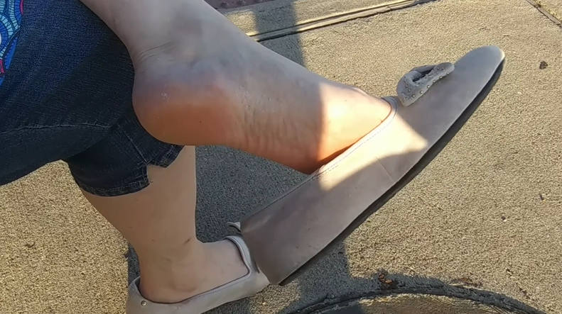ShoeplayU's tweet photo. Our trip to get some pizza turned into quite the show! Check out "Pizza and Play!" in my store now! 
#Shoeplay #Dipping #Dangling
https://t.co/8Fd9Uovwgt https://t.co/Q6xnn0Qgmi