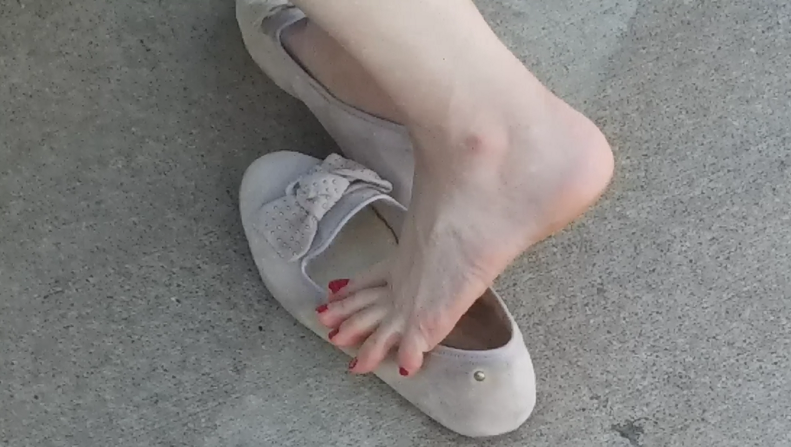 ShoeplayU's tweet photo. Our trip to get some pizza turned into quite the show! Check out "Pizza and Play!" in my store now! 
#Shoeplay #Dipping #Dangling
https://t.co/8Fd9Uovwgt https://t.co/Q6xnn0Qgmi