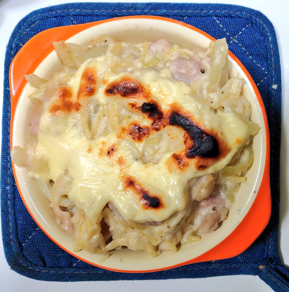ochirie_0101's tweet photo. インスタ参考にグラタン🧀
🥘途中
①ペースト状にならずシャバシャバ
②とり肉に火が通らない
③盛りすぎてトースターに入らず
などなど料理🥘は難しい
なおグラタンの語源は
gratter(グラァテア)
勉強になったにゃん😺‼️ハァ?
#gratter #グラタン #飯テロ #料理 #猫 https://t.co/hJszXCPY8M