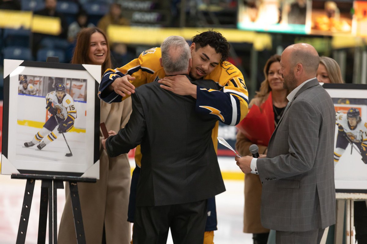 "Hockeytown" célèbre ses joueurs de 20 ans! ⚡️

Félicitations à <a href="/loris_rafano/">Loris Rafanomezantsoa</a>  pour l'ensemble de son parcours dans la <a href="/LHJMQ/">LHJMQ</a> ! 👏🥲

#JeSuisCataractes