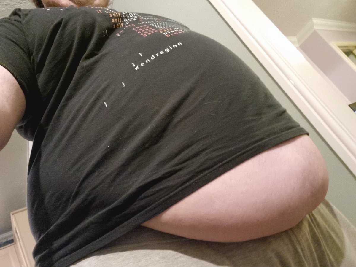 FatterIGrow's tweet photo. The standard lounge wear of this fatty:

✅️ Picture t-shirt relating to me.
✅️ Comfy and stretchy pants.
✅️ Large roll of fat hanging out. https://t.co/zgkkDq1Xor