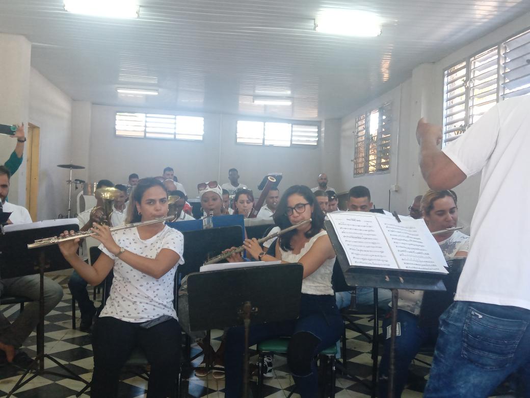 Se reconoce en la mañana de hoy Banda de Conciertos del municipio Ciro Redondo con la presencia de la dirección del centro de la música en la provincia y el instituto nacional de la música #MejorEsPosible #PorCiroRedondoTodo <a href="/IzquierdoAlons1/">Livan Izquierdo Alonso</a> <a href="/NexyVelizNaranj/">Nexy Veliz Naranjo</a> <a href="/yamila_padron/">Yamila Cruz Padrón</a>