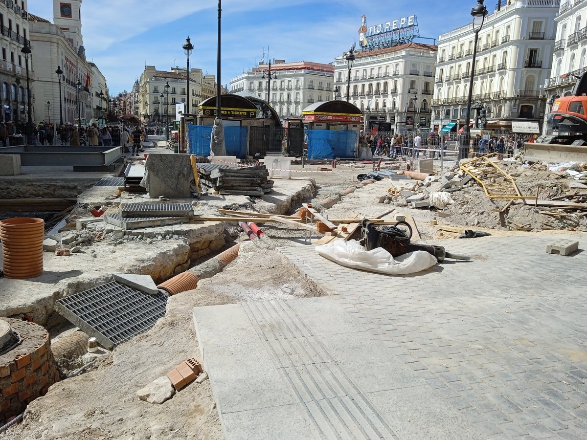 Puerta del Sol, manga por hombro. Mejor no acercarse y hacer vida de barrio. <a href="/CasaVecinalTet/">Casa Vecinal de Tetuán</a> <a href="/sarimacos/">Marisa 🛰️</a> <a href="/Pasabap19669444/">Pasaba por aquí</a> <a href="/MarbarberanP/">Mar Barberán</a> @SuperRoStar <a href="/Rita_Maestre/">Rita Maestre 🌾</a> <a href="/MarotoReyes/">Reyes Maroto</a> <a href="/CeciliaDDHH/">Cecilia Denis Miguez</a> <a href="/lunavirgi008/">Estrellafugaz</a> <a href="/jacube67/">Javier Cuenca</a>