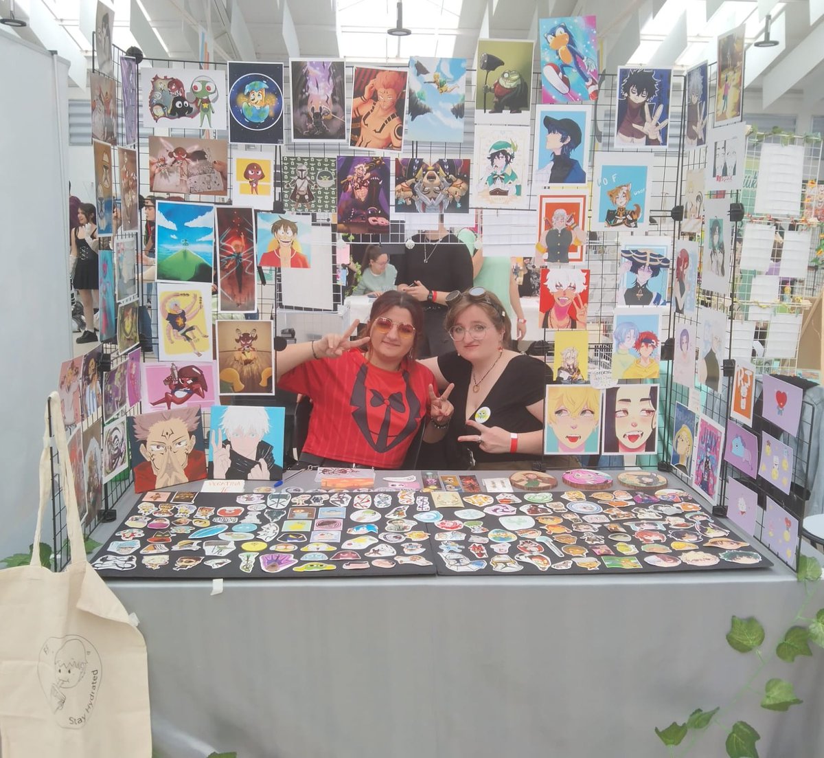AnnaRedfoxDraws's tweet photo. Primera vez detrás del stand, ¡gracias a todos los que compraron y dijeron cosas bonitas!😊
#ubedago https://t.co/XY3C3jxcoG