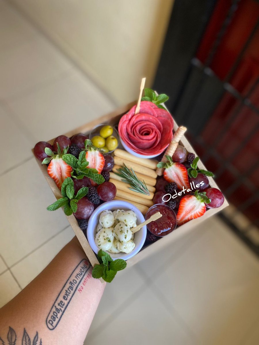 Odetalles2's tweet photo. La mini embutidos más linda que verás hoy 🤤🤤🤤

Recuerda que #Odetalles tiene esta opción económica, para encargos máximo 24 horas de anticipación 📲 8293361877

#Odetalles #mini #embutidos #detallesconamor #bandejaspersonalizadas #regalaamor #buenastardes #viernes #hoyesvierne https://t.co/JNcDJsMXQS