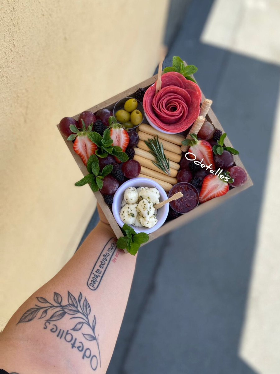 Odetalles2's tweet photo. La mini embutidos más linda que verás hoy 🤤🤤🤤

Recuerda que #Odetalles tiene esta opción económica, para encargos máximo 24 horas de anticipación 📲 8293361877

#Odetalles #mini #embutidos #detallesconamor #bandejaspersonalizadas #regalaamor #buenastardes #viernes #hoyesvierne https://t.co/JNcDJsMXQS
