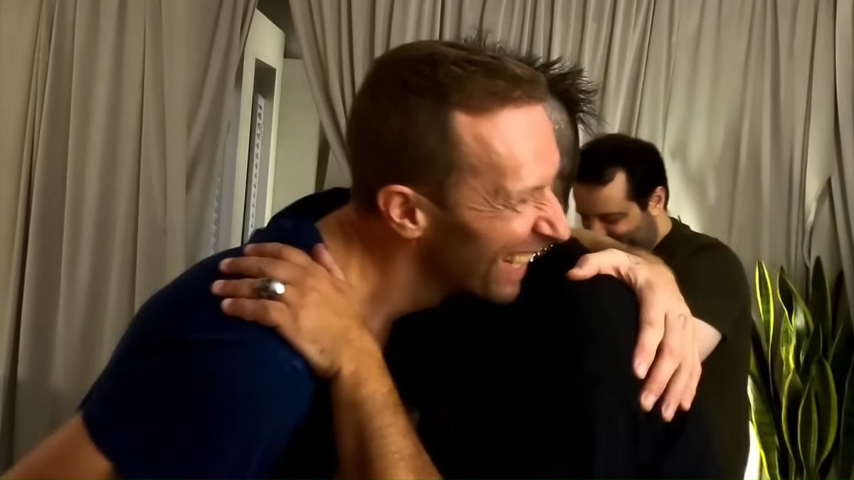 AcervoCharts's tweet photo. 🚨 EITA: Chris Martin enquadra Regis Tadeu, crítico que diz odiar o Coldplay e foi ao show dos músicos:

Chris: "Você é o cara que odeia a banda?"
 
Regis: "Sim!"
 
Chris: "Tudo bem, eu não me importo com a sua opinião. Você não precisa assistir ao show. Gosto é algo pessoal." https://t.co/ldR8S3kQfd