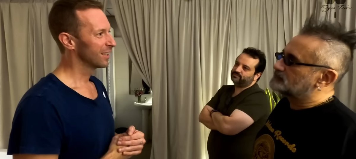 AcervoCharts's tweet photo. 🚨 EITA: Chris Martin enquadra Regis Tadeu, crítico que diz odiar o Coldplay e foi ao show dos músicos:

Chris: "Você é o cara que odeia a banda?"
 
Regis: "Sim!"
 
Chris: "Tudo bem, eu não me importo com a sua opinião. Você não precisa assistir ao show. Gosto é algo pessoal." https://t.co/ldR8S3kQfd