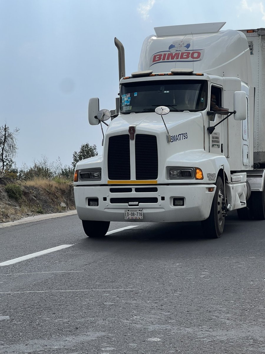erikame82's tweet photo. @Marinelamx @BimboMx hace unos momentos en la autopista Toluca Naucalpan uno de sus operadores decidió tomar los dos carriles en curva sin luces de precaución, casi provoca que nos estrelláramos con él y en lugar de pedir disculpas solo nos mentó la madre y nos tomó una foto. https://t.co/49IaB4IjFu