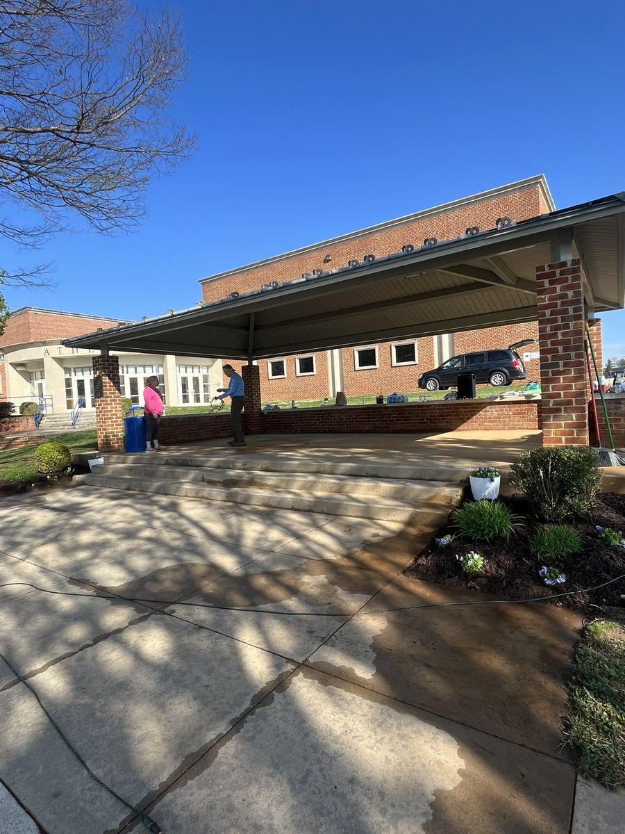 A beautiful before and after picture of the work that the ECG Girls and Boys Tennis Teams and Families have done today! In addition to planting flowers they also pulled some weeds, put down mulch, and cleared pathways! THIS is what family looks like!🥳💙