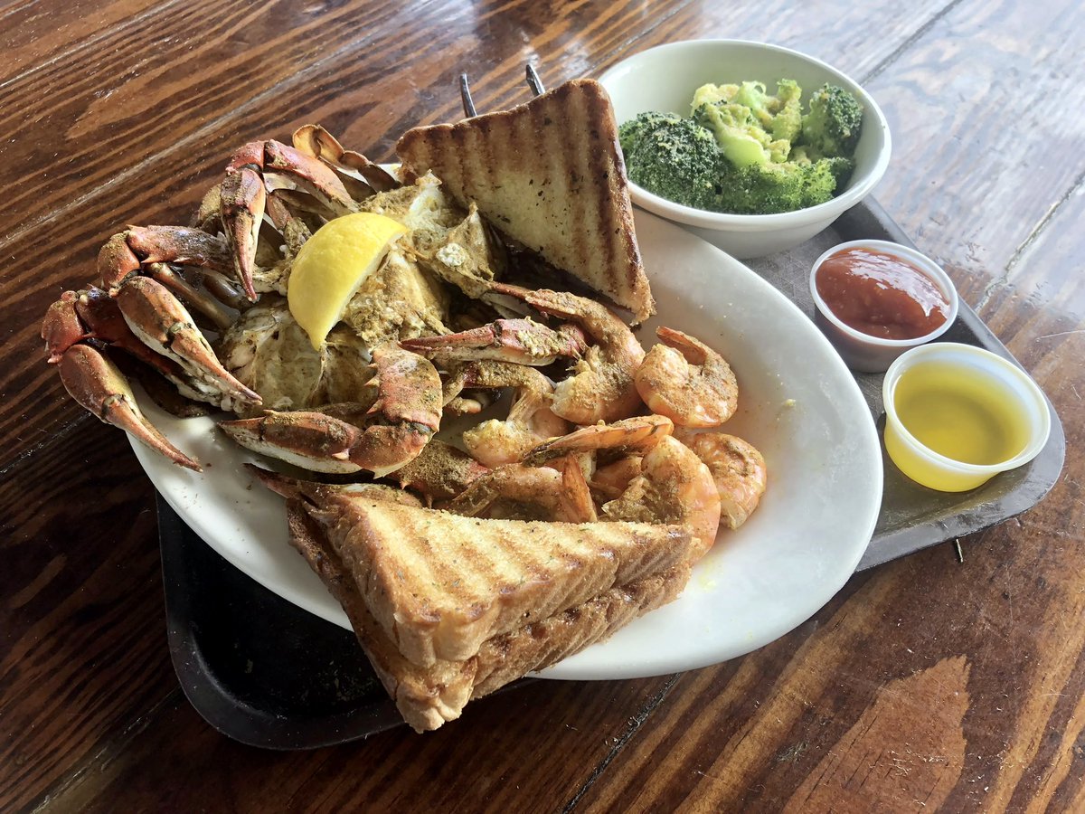 BillysOysterBar's tweet photo. Blue crabs &amp; steamed shrimp with a side of garlic bread &amp; broccoli! 

Come and get it lunch or dinner! 🦐 💙🦀

-

#billysoysterbar #eatlocaleatoften #supportsmallbusiness #dailyspecials #billysspice #localeats #crabs #springbreakpcb #BillysOysterBarAndCrabHouse #PCBEats https://t.co/J1tSYsZDTZ