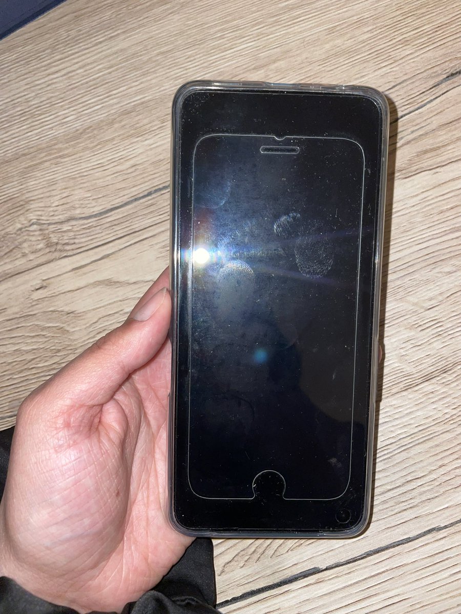 yourbnbg's tweet photo. pov twój ojciec nakleja sobie szybkę na telefon https://t.co/1iyls21tUN