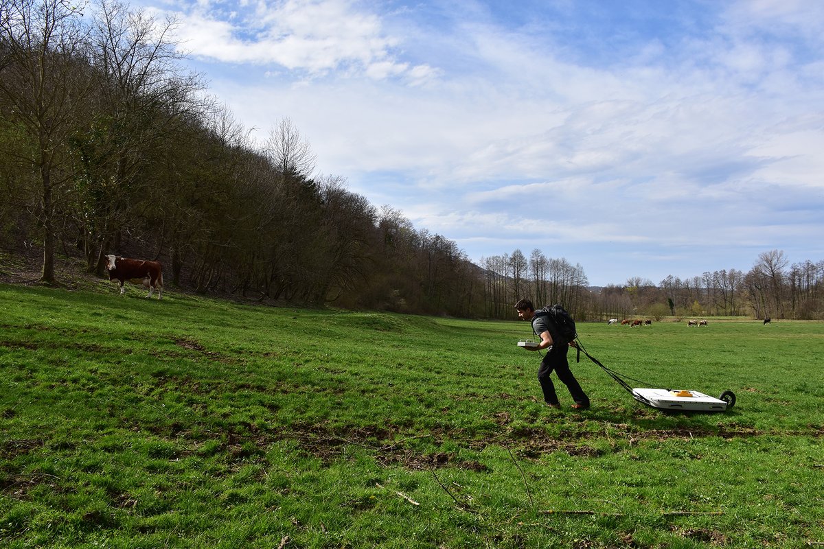 JamsekPetra's tweet photo. Geophysical prospection for the next paleoseismological trench on the #Petrinja Fault 🇭🇷
with Lovro (#GeoZS), Branko & Josip (@HGICGS), part of a much larger 🇪🇺 team 🇭🇷🇸🇮🇮🇹🇫🇷
#GPR #geophysics @MALAGPR
#fieldwork #activefaults https://t.co/H30ZtXwY4y