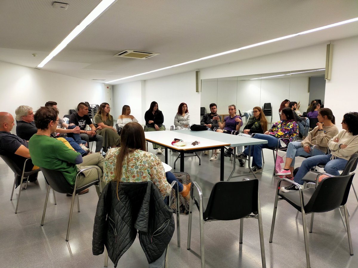 AreaCoopLleida's tweet photo. ℹ️ Parts de projectes que poques vegades mostrem però que tenen més valor que cap altra...

📝 Parar, avaluar i reflexionar per millorar.

Avui sessió d'avaluació amb el grup de referents i de joves del projecte #CiclesFormatiusaTerreny.

💜 Gràcies per aquest treball en xarxa! https://t.co/OU3LCOEhhl