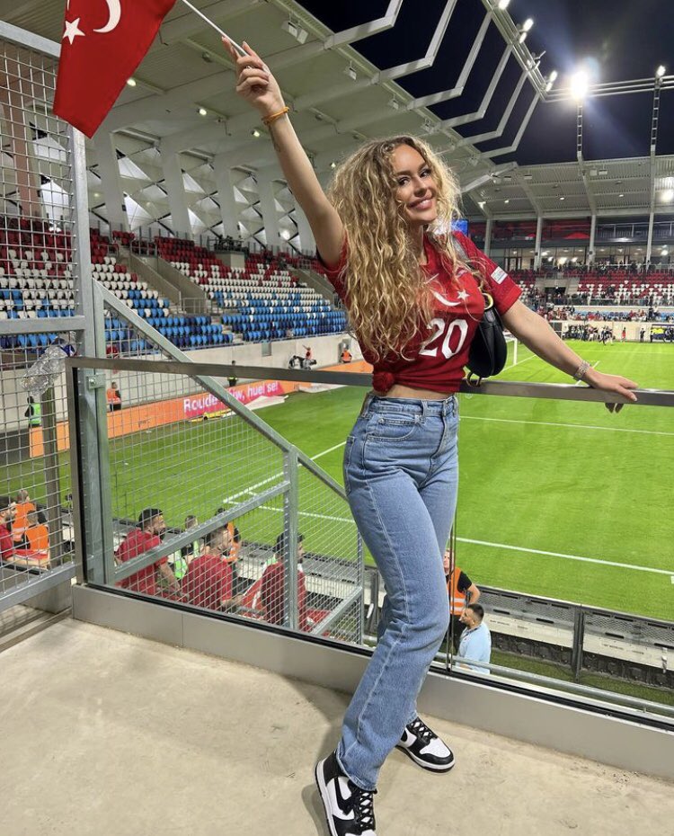 DSbaddies's tweet photo. Keremin golünden sonra az kalsın tribünden düşüyormuş. https://t.co/eKHC3d1NuQ