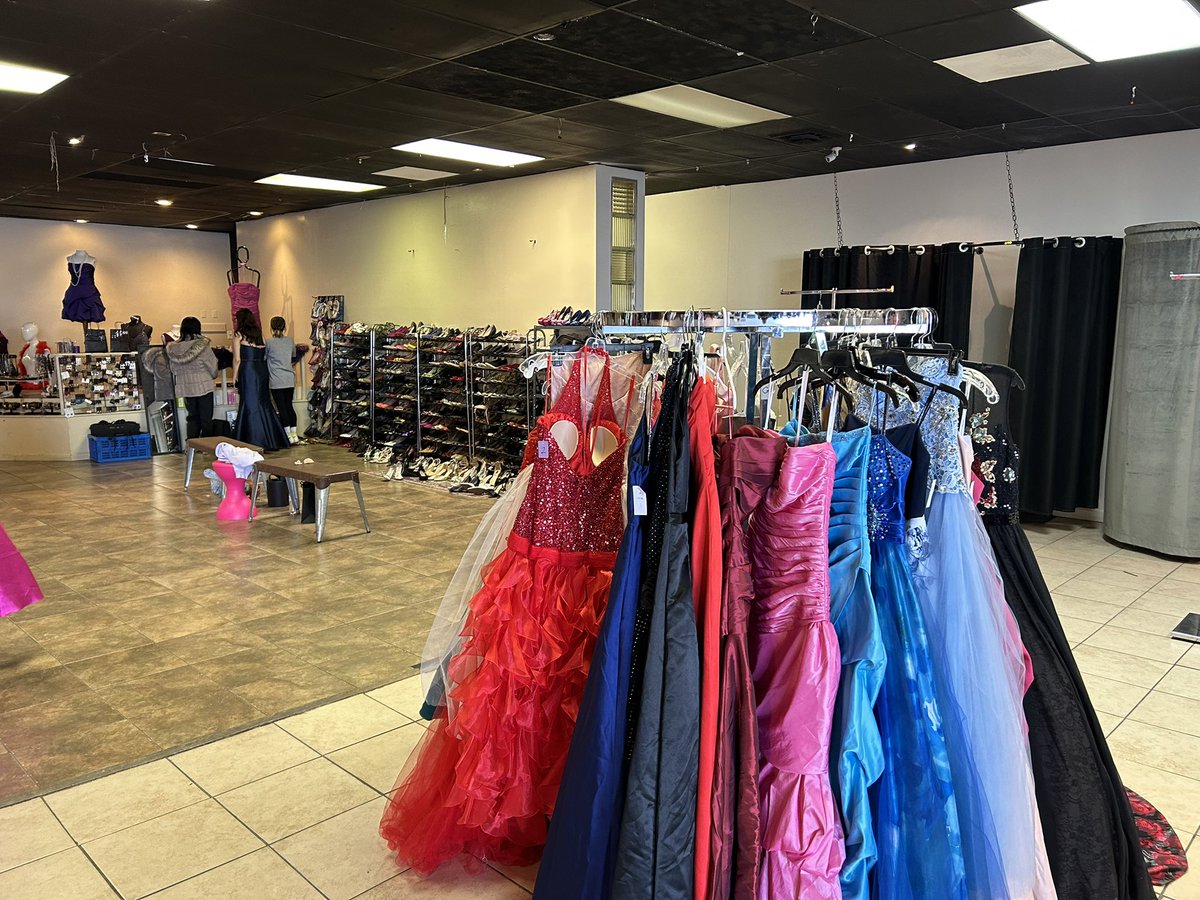 twu_cohisc's tweet photo. Twu Colorado/Hawaii State Conference volunteering today at Bella Boutique. They provide Prom dresses to teens that can’t afford to get one. We were able to help them select dresses and accessories for their upcoming prom. https://t.co/8aZTb0B8kb
