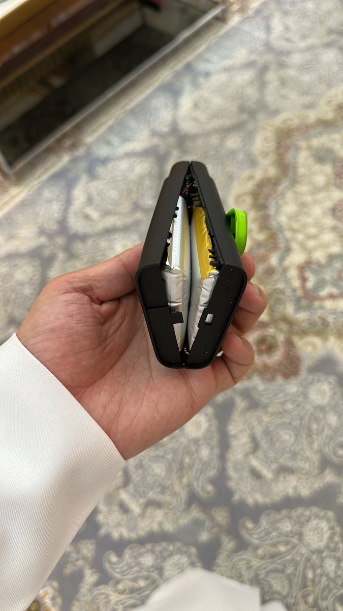 هذا باور بانك أحد الأصدقاء تركه في السيارة فعاد ليجده بهذه الحالة ولولا ستر الله لما وجد سيارة يعود اليها ، مع العلم أن الجهاز من ماركة معتمدة يتم التسويق لها بشكل مستميت والصيف بعده ما دخل 

من اللون الاخضر مفروض عرفت، يرجى الحذر