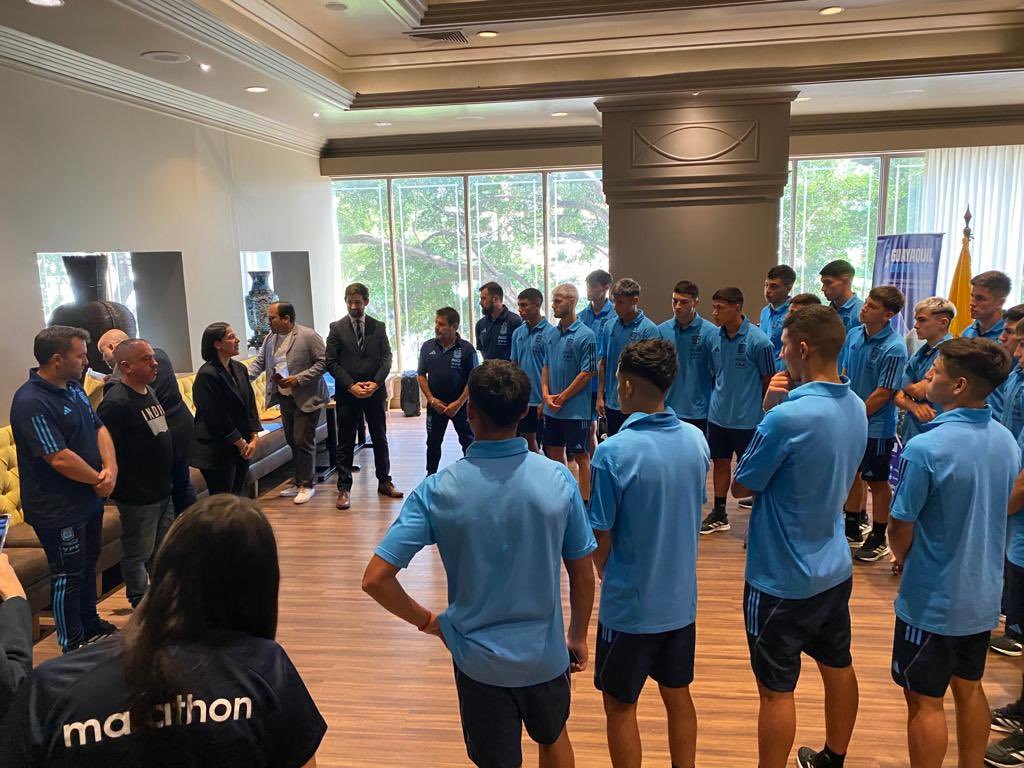 marirrovarela's tweet photo. 🇦🇷 ¡La #Sub17 aterrizó en #Ecuador!
El plantel fue agasajado por Federico #Kalbermatten, Consul Adjunto, y Ana Maria Moreira, Presidenta de la empresa pública de turismo. https://t.co/0MlJ77snQ7