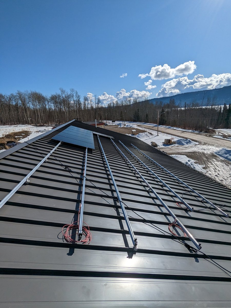 WDuskGroup's tweet photo. All in a days work (3 hours). I actually like to install myself with our lead Dan Daigle to: (A) learn more; (B) get a great workout (panels are 60 + pounds).

Next is a community built 50 homes project...

#solar #poweredbywdusk #westmo https://t.co/pngwHtu4zG
